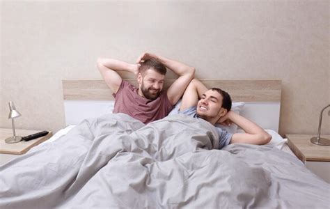 Feliz Pareja Gay Despertando Juntos En Casa Foto Premium