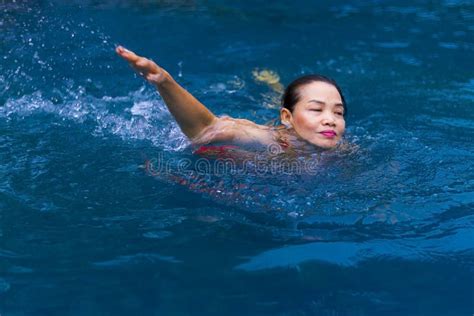 Touristischer Roter Bikini Der Frau Enjioy Am Swimmingpool Auf Strand