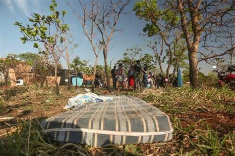 Após derrubada de casas em área invadida moradores passam noite ao