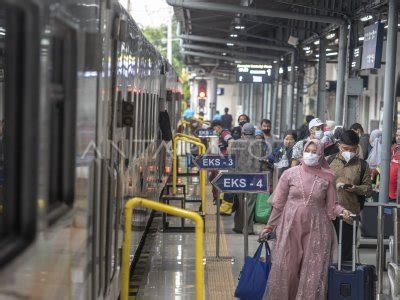 KENAIKAN JUMLAH PENUMPANG KERETA API SAAT LIBUR NATAL ANTARA Foto