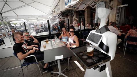 Así Es Alexia La Robot Que Sirve Cañas En Un Bar De Pamplona