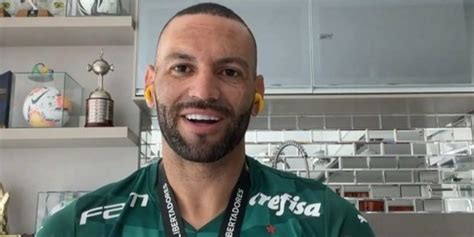 Goleiro do Palmeiras é pego parte íntima para fora e foto vaza