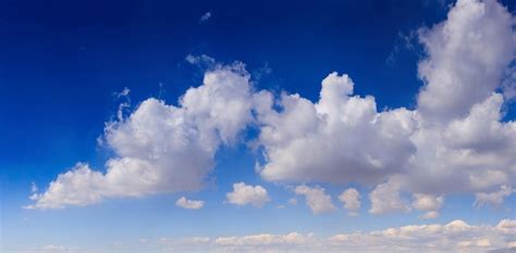 Nubes En Un Cielo Azul Foto Premium