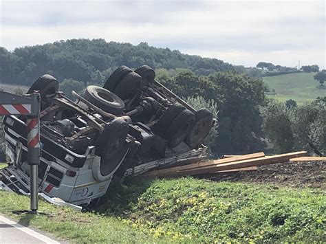 Autocarro Si Ribalta Sulla Teverina Ferito Lautista