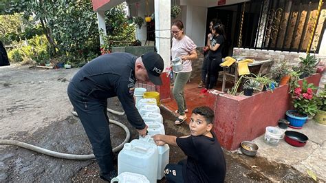 Policía suministra agua a la comunidad de la vereda Mensulí CorrillosR