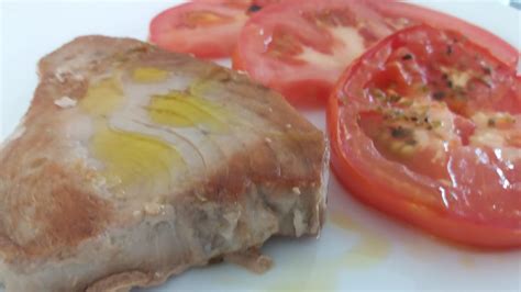 La cocina y los animales Ventresca de atún con rodajas de tomate