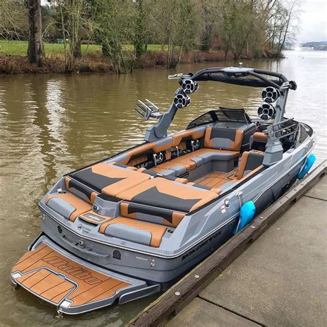 Malibu Wakesetter Boats Yachts Gorgeous Cruiser Boat Wakeboard