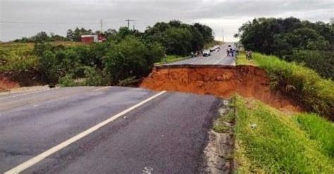 BR 101 é totalmente interditada após cratera se abrir na pista em São