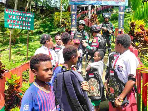 Satgas TNI 711 Rks Bagikan Tas Sekolah Bai Siswa I SD YPPK Kampung