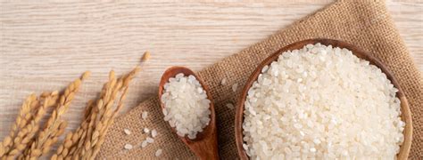 Arroz Blanco En Un Bol Sobre Fondo De Mesa De Madera Foto De Archivo