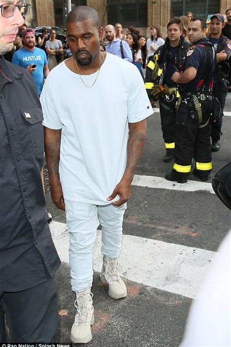 Kanye West Waiting Outside His New York City Fashion Studio September 5, 2016 – Star Style Man