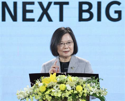 總統蔡英文21日出席「startup Island Taiwan Nextbig頒獎典禮」致詞表示，近年來政府積極改善組織環境、調適法規，政府責任是做新創企業堅實的後盾，幫助大家站穩腳步、登上