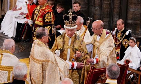 Rei Charles III é coroado em cerimônia histórica no Reino Unido Oia