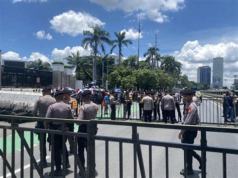 Polisi Mulai Tutup Jalan Depan Gedung DPR Kendaraan Dialihkan Ke Jalur