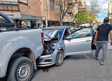 Tres Conductoras Al Hospital Una Chocó Su Auto Contra Un árbol La Otra Se Cayó En La Moto Y La