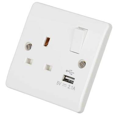 Scolmore Click Curva 13A 1 Gang Switched Socket With USB Outlet CCA771