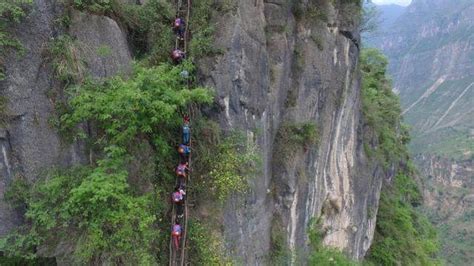 四川大凉山里的“悬崖村”，曾经的陡峭藤梯已变为蓝色钢梯！ 村子