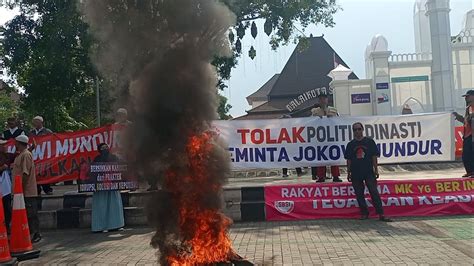 Bakar Ban Didepan Balaikota Solo Demo Tolak Pemilu Curang Dan