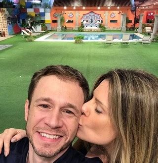 EGO Tiago Leifert Posta Foto Bobe Em Homenagem A Emilly Do BBB