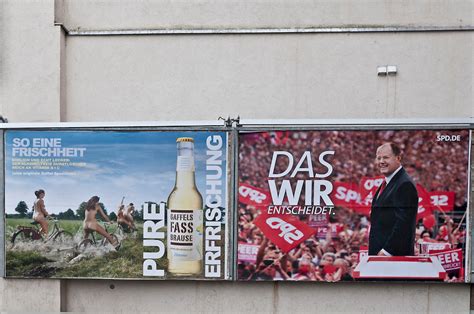 Bundestagswahl SPD und Fass Brause Werbeplakate an einer Häuserwand