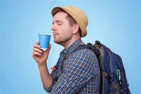 Sombrero Del Verano Del Hombre Joven Y Taza El Sostenerse Que Llevan