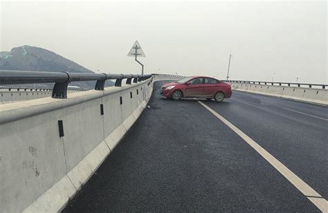 二环西路高架与二环南路快速路交界处 高架护栏频遭车辆剐蹭 新浪汽车