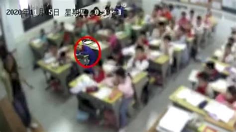 福州一男孩身体不适后身亡：曾7次举手示意，教育局称二审已开庭凤凰网视频凤凰网