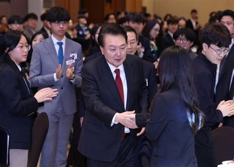 미래 과학자 만난 尹 뛰어난 인재 많아야 선진 강대국···세계 과학기술 선도하자 네이트 뉴스