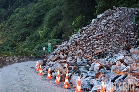 影／蘇花公路搶通 排隊車輛沿著柔腸寸斷的道路前行 大地震交通影響 要聞 聯合新聞網