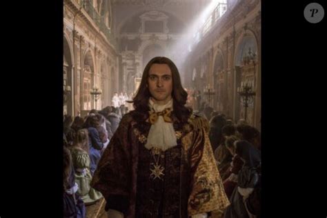 Photo George Blagden Alias Louis Xiv Dans La Série Versailles