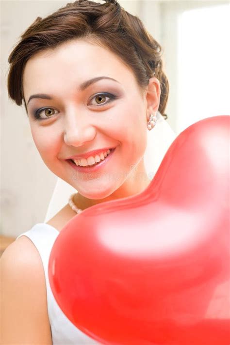 Novia Con El Globo En Forma De Coraz N Rojo Imagen De Archivo Imagen