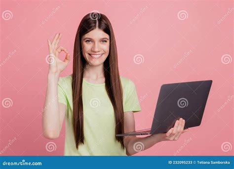 Foto De Jovem Atraente Garota Feliz Sorriso Positivo Show No Laptop Ok