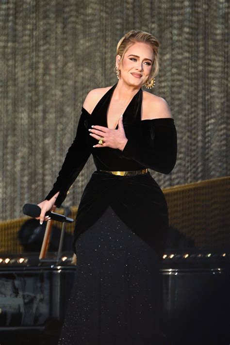 Adele impactó en su regreso al escenario con un vestido de Schiaparelli