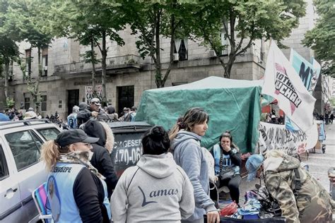 Organizaciones Sociales Acampan Frente A La Municipalidad Advierten