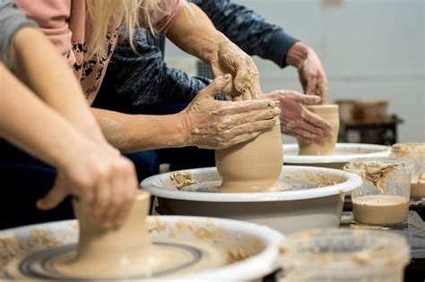 Clase Magistral De Modelado De Arcilla En Torno De Alfarero En El