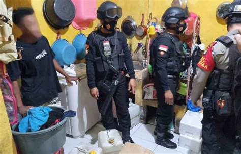 Gerebek Kos Kosan Di Hanga Hanga Polisi Temukan Puluhan Liter Cap Tikus