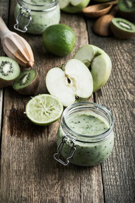 Smoothie Verde De La Fruta Con La Manzana El Kiwi Y La Cal Lifesty