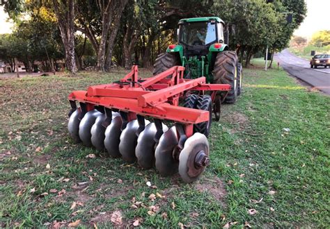 Agricultor tem mão esmagada por arador em fazenda