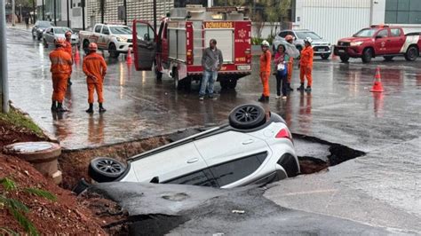 Cratera Engole Carro Depois De Chuvas Em Bras Lia Veja Fotos