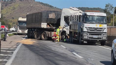 Acidente entre carretas e caminhão interdita Rodovia Anhanguera em