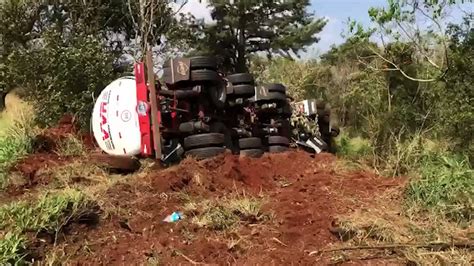 Vítima morre em grave colisão de trânsito entre carro e caminhão na BR