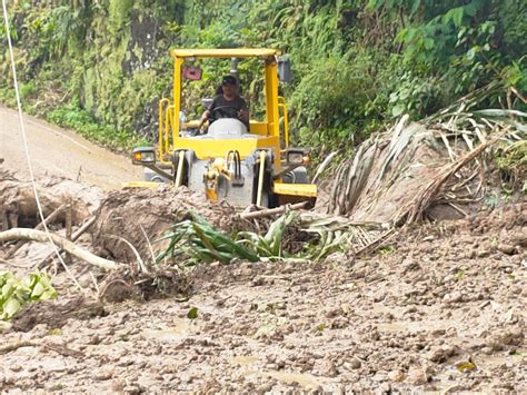 Tanah Longsor Tutupi Akses Jalan Poros Sinjai Malino Sepanjang 30 Meter