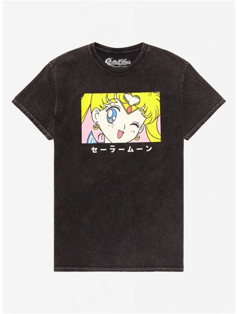 Hot Topic Sailor Moon Wink Boyfriend Fit T Shirt