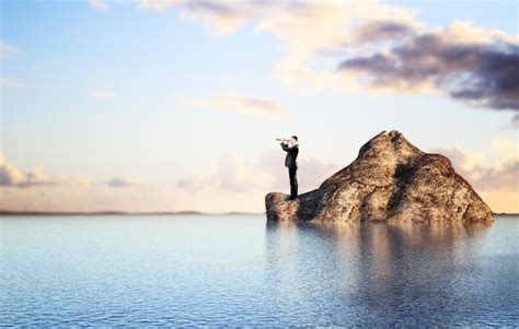 Hombre De Negocios En Roca El Mirar En El Distancia Foto Premium