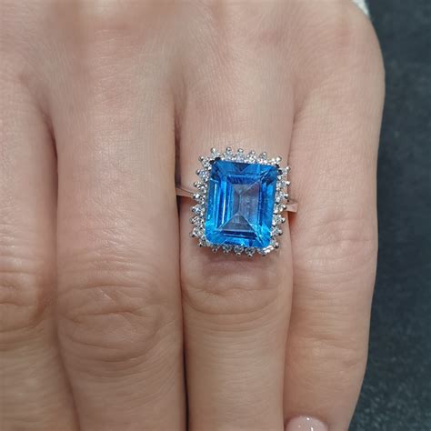 Inel Cu Blue Topaz De 2 87 Ct Si Diamante Laterale De 0 40 Ct