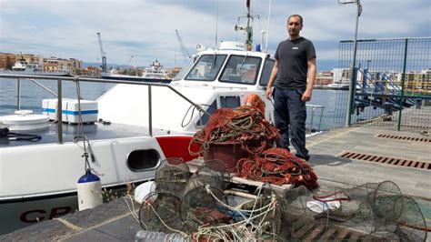 Milazzo La Guardia Costiera Sequestra Attrezzi Illegali Per La Pesca