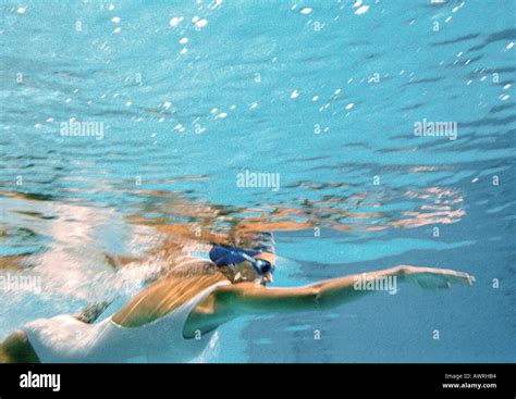 Frau Badekappe Unterwasser Fotos Und Bildmaterial In Hoher Aufl Sung