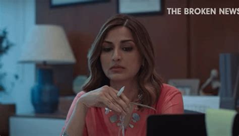 Zee5s The Broken News Trailer Out Sonali Bendres Ott Debut Exposes