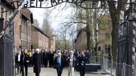 Studenti Di Terracina In Visita Ad Auschwitz Con Il Presidente Della