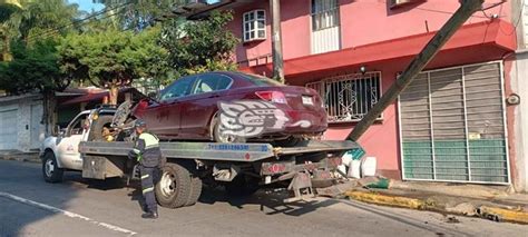 Ebrio conductor derriba poste y árbol en Córdoba